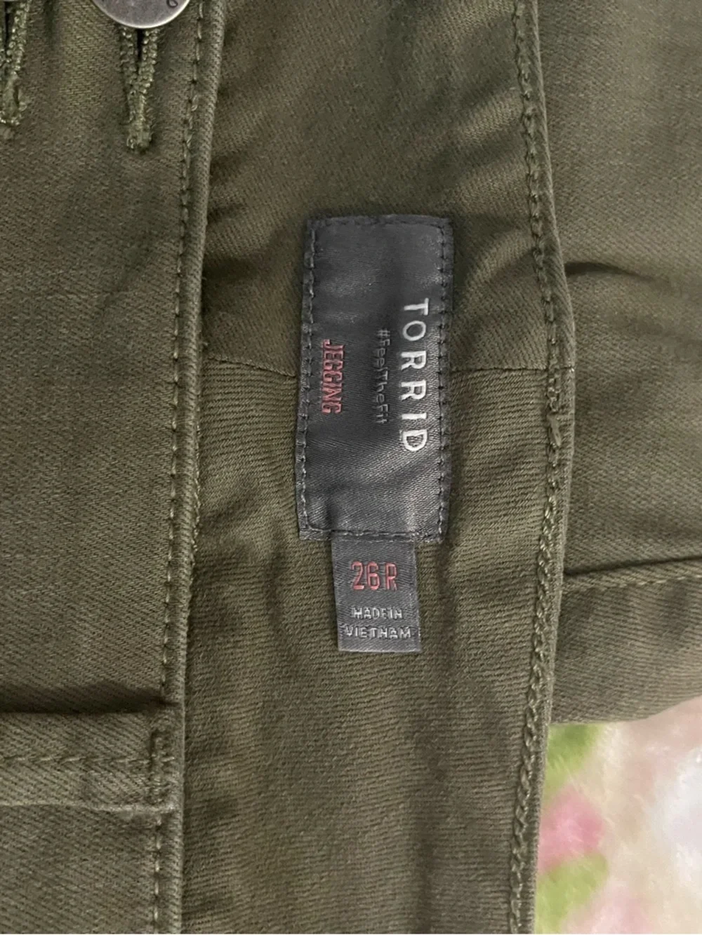 NWOT- Torrid Women’s Olive Green Zip-Pocket jogging Pants size 26R - Picture 2 of 2